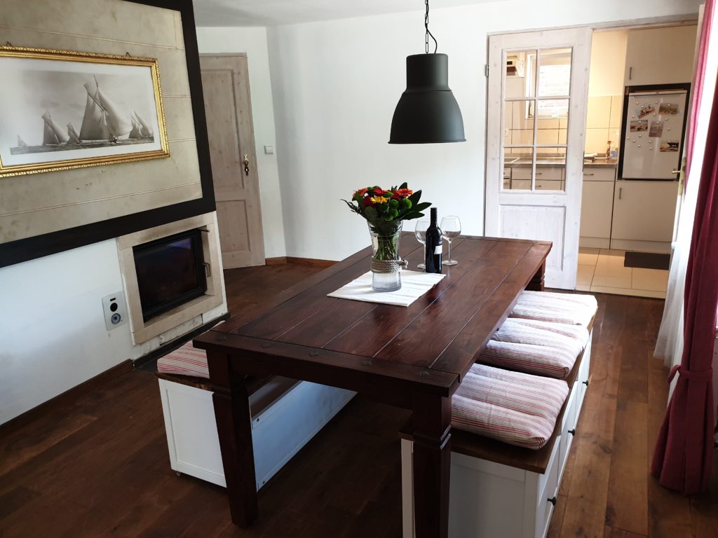 Ferienhaus-Sonia1911-DasEsszimmer Ferienhaus-Nemo-Das großzügige Esszimmer mit Kaminfeuerstelle